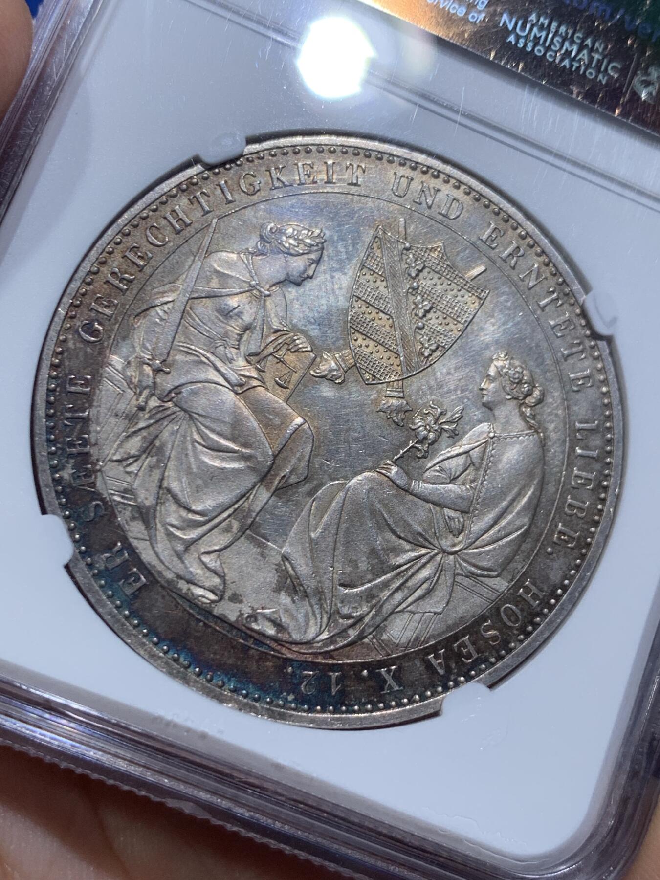 《竞宝斋》第421场 周日，周一，周二  3场连拍 （全场包邮） NGC MS62 德国1854年萨克森奥古斯特逝世双神纪念2泰勒 实物上手很漂亮 双面玫瑰金彩 发行量6140枚 值得收藏