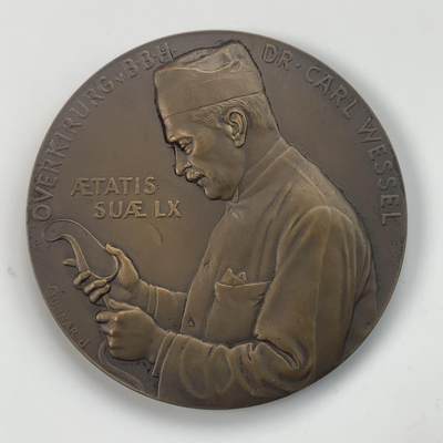 掌中浮雕-藏着的欧洲第036场 - 1927年丹麦外科医生卡尔·韦塞尔60岁生日铜章, 55mm，Gunnar雕刻，比较少见