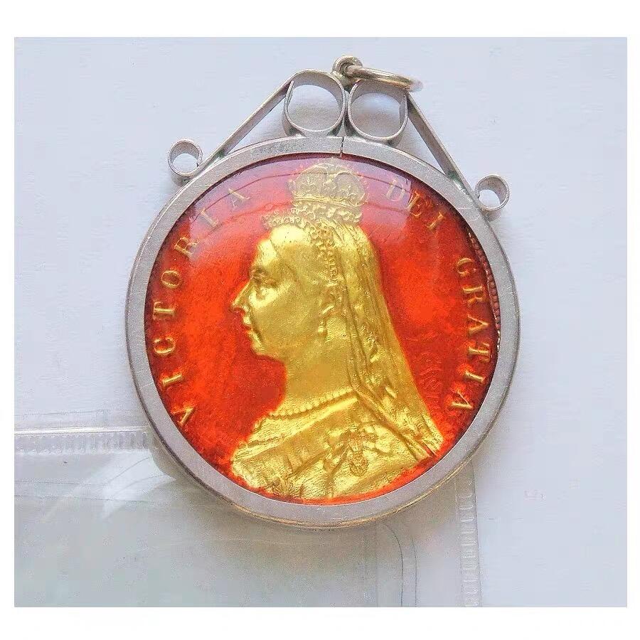 【银】英国1887年维多利亚珐琅彩镀金高浮雕精制银币章吊坠 33MM 20克