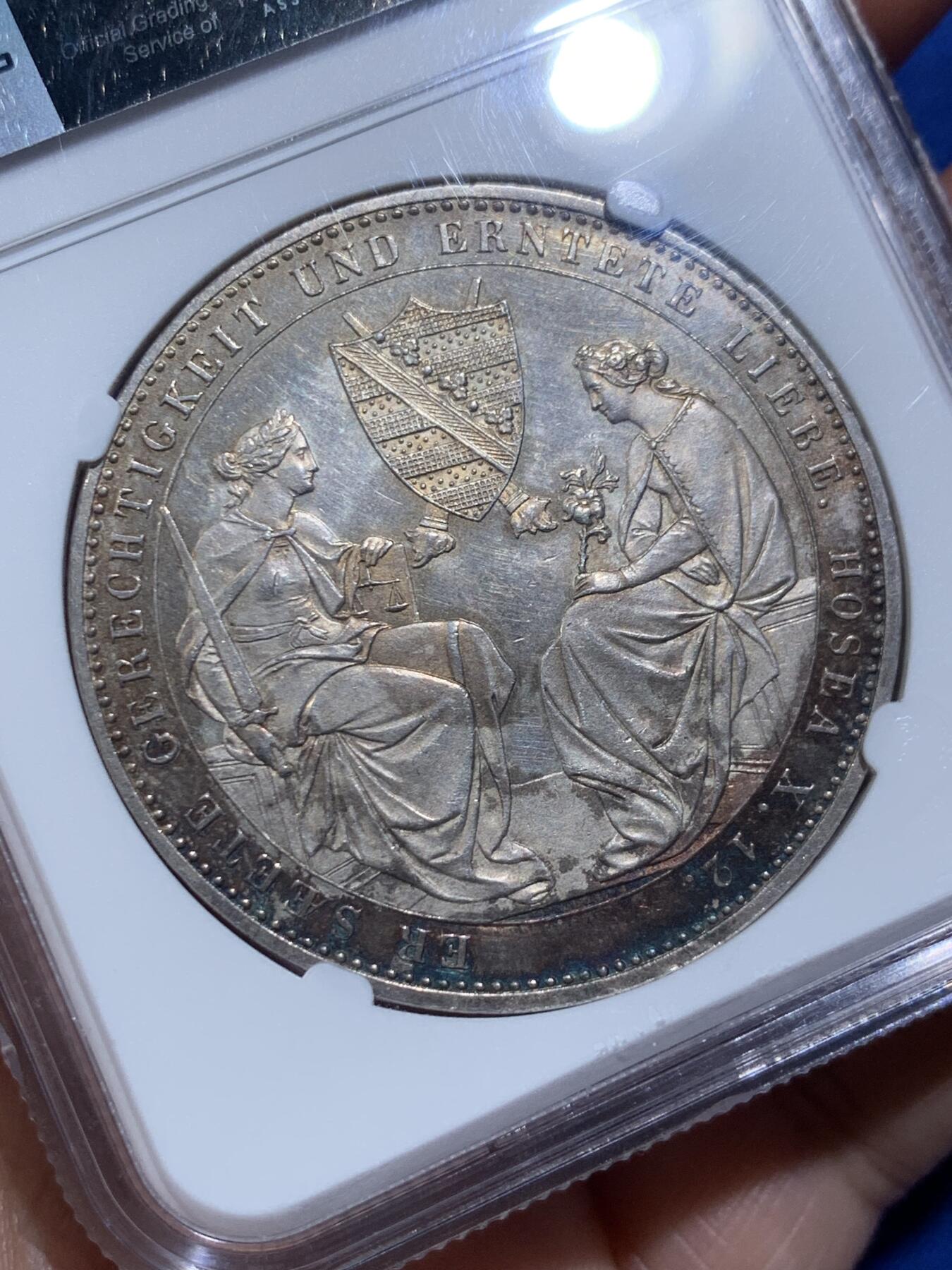 《竞宝斋》第421场 周日，周一，周二  3场连拍 （全场包邮） NGC MS62 德国1854年萨克森奥古斯特逝世双神纪念2泰勒 实物上手很漂亮 双面玫瑰金彩 发行量6140枚 值得收藏