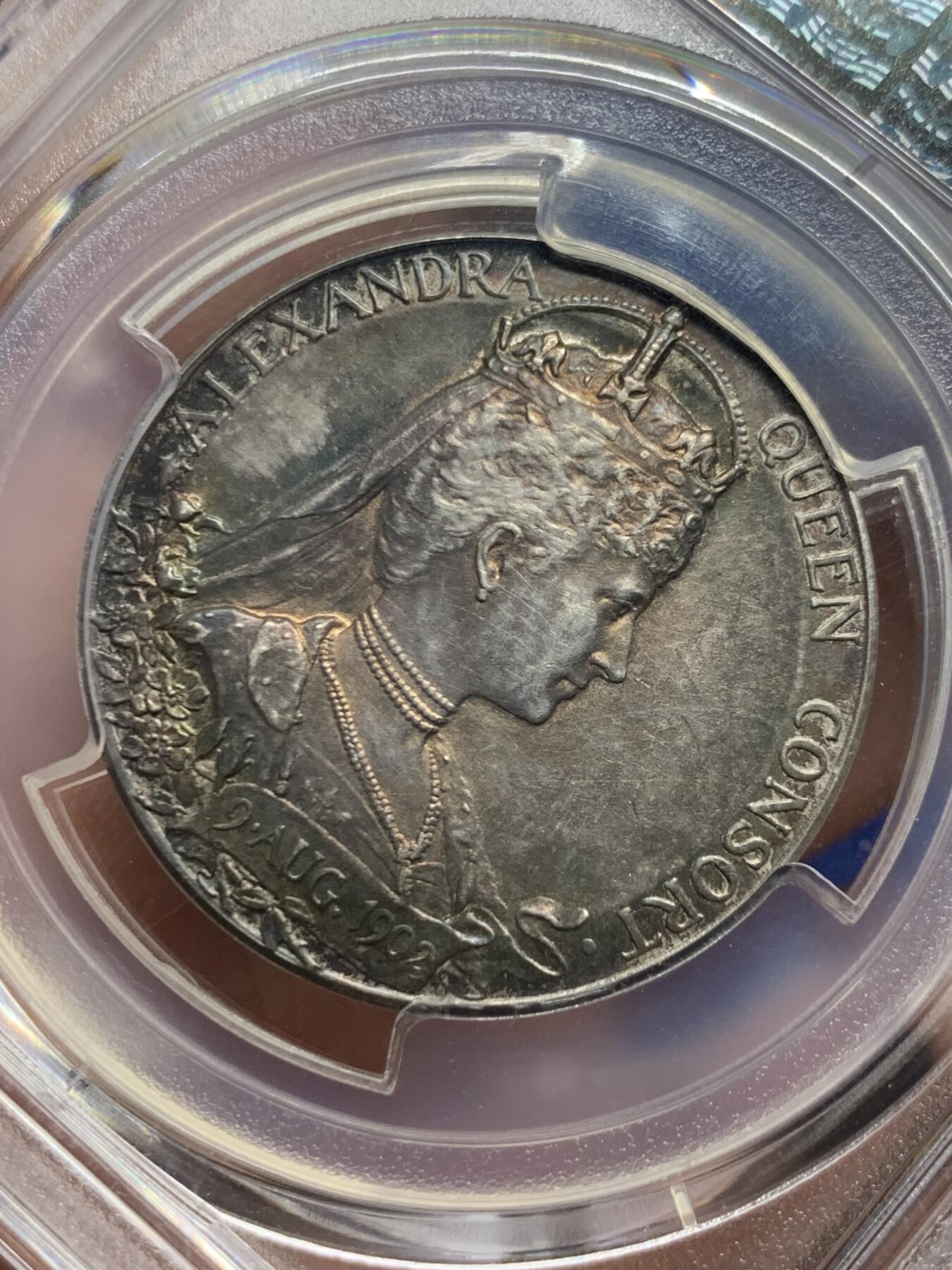 《竞宝斋》第421场 周日，周一，周二  3场连拍 （全场包邮） PCGS SP63 英国 1902年 爱德华七世登基纪念 银章 双面醇厚五彩包浆，底板状态优秀。