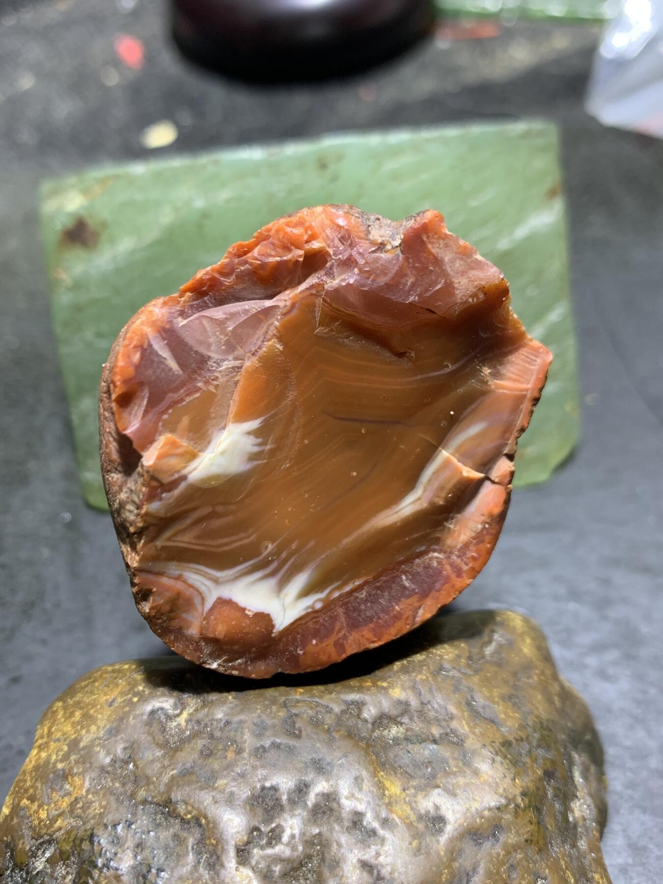 精美红皮大开窗柿子红飘白南红玛瑙原石一颗，