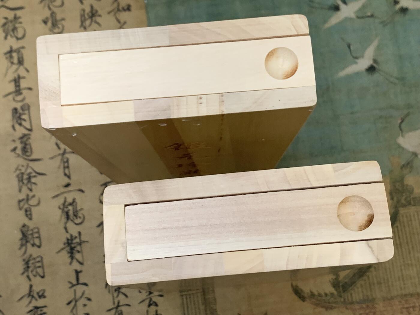 《竞宝斋》第421场 周日，周一，周二  3场连拍 （全场包邮） 2个一组 香樟木裸币收纳盒 每个内含2层，可放置直径39mm的银元20枚，带磁吸