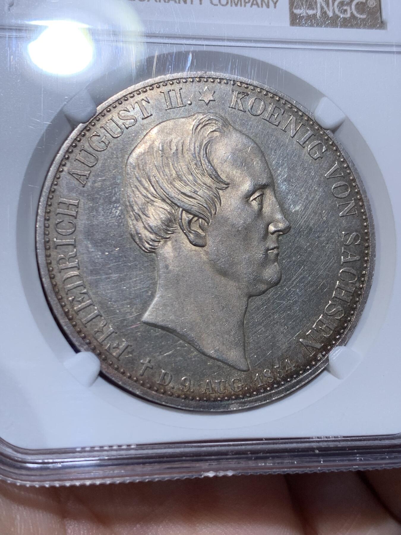 《竞宝斋》第421场 周日，周一，周二  3场连拍 （全场包邮） NGC MS62 德国1854年萨克森奥古斯特逝世双神纪念2泰勒 实物上手很漂亮 双面玫瑰金彩 发行量6140枚 值得收藏