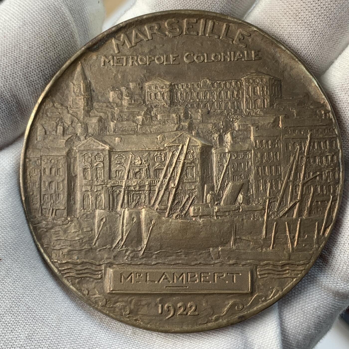 掌中浮雕-藏着的欧洲第036场 1922年法国马赛全球殖民大会实发奖章，67mm，盒子合页松动（如图）