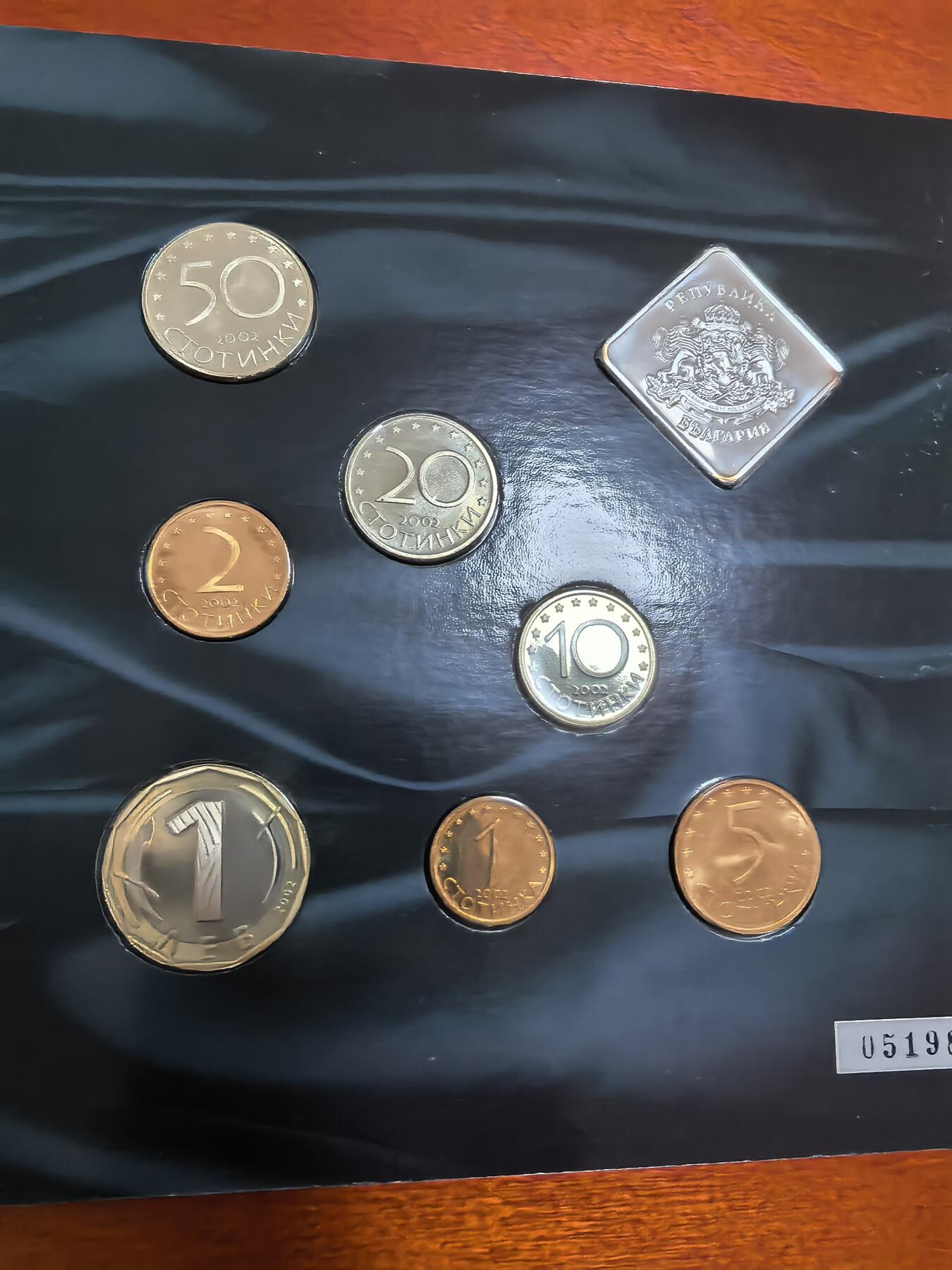 长老汇蛇年精选第五十一场拍卖 2002保加利亚7枚精制币套装，含方形银章1枚，1万套，卡装