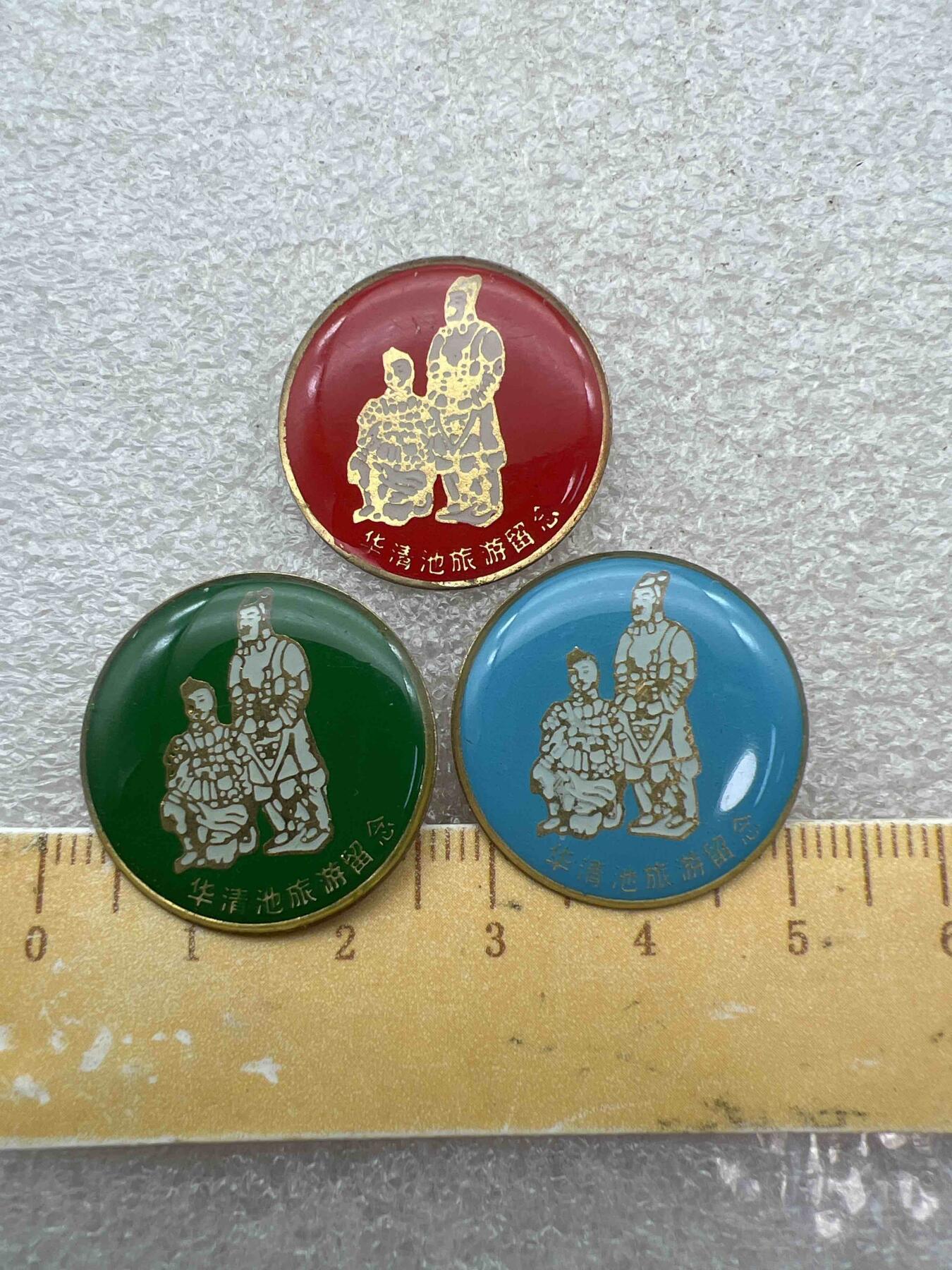 真品像章纪念章、老旧书籍、 真品像章纪念章