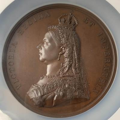 掌中浮雕-藏着的欧洲第036场 - NGC MS64: 1887年维多利亚女王登基50年铜章, 原盒，带说明书，77mm，J.E. Boehm and F. Leighton雕刻