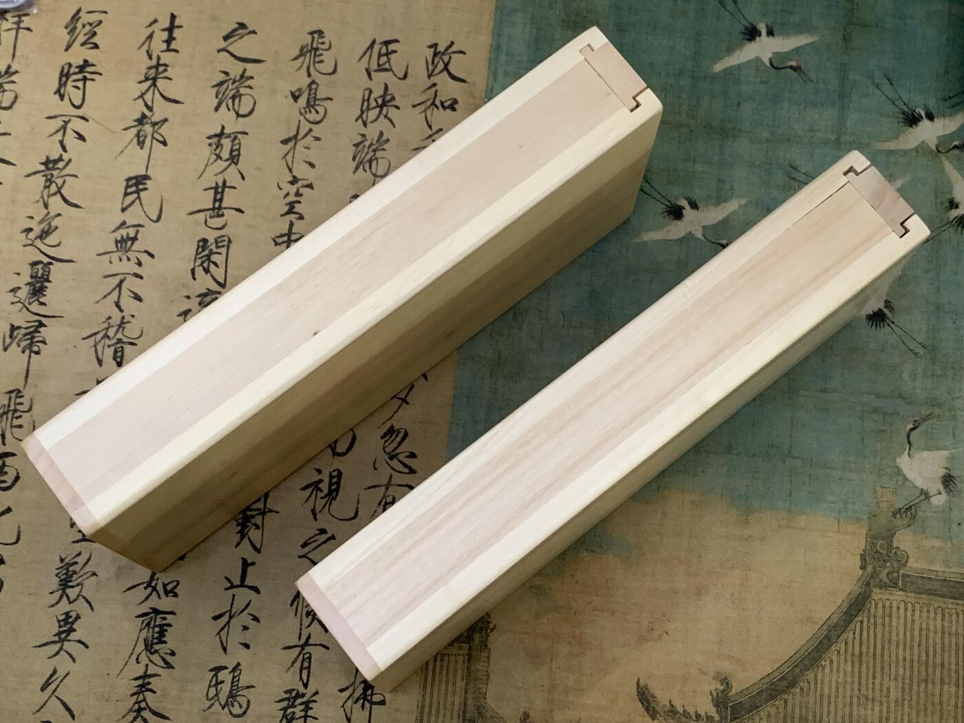 《竞宝斋》第421场 周日，周一，周二  3场连拍 （全场包邮） 2个一组 香樟木裸币收纳盒 每个内含2层，可放置直径39mm的银元20枚，带磁吸