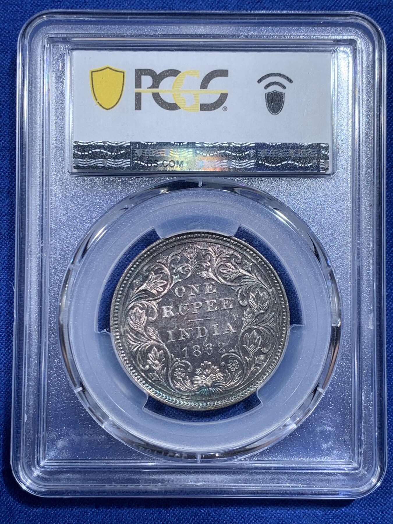 《竞宝斋》第421场 周日，周一，周二  3场连拍 （全场包邮） PCGS MS62 英属印度1862年维多利亚1卢比银币，深绿彩老包浆，味道币味道足，比普通的白币有更好的感官体验。