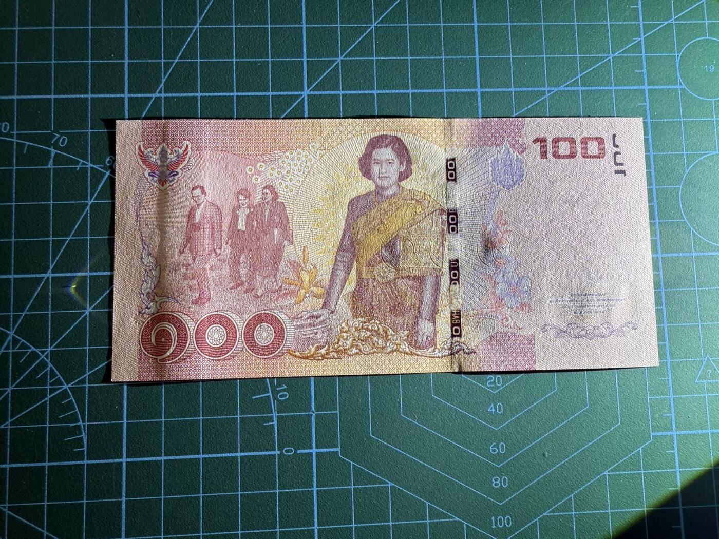 【炜奕收藏】，第四十五期 2015年泰国100铢纪念钞，UNC品相，号码无4双尾66