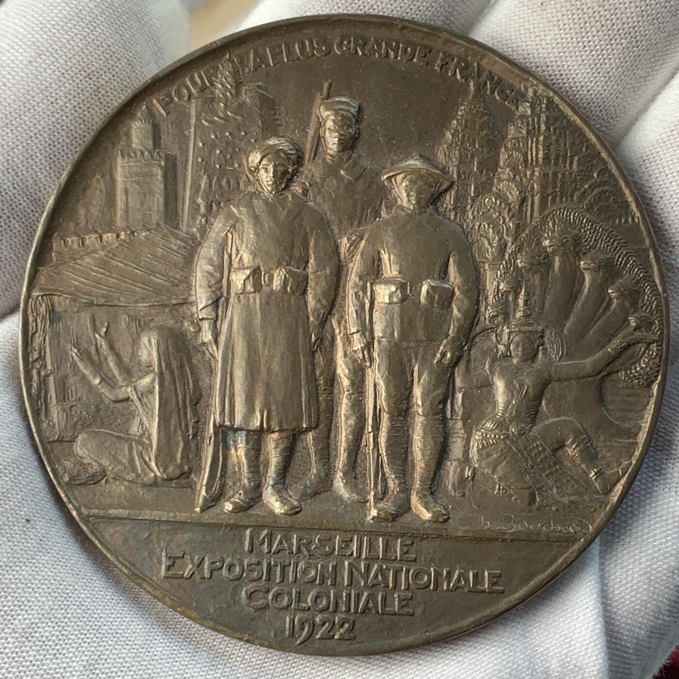 掌中浮雕-藏着的欧洲第036场 1922年法国马赛全球殖民大会实发奖章，67mm，盒子合页松动（如图）