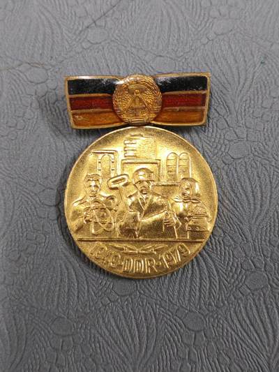 韵星假日拍卖第二十五期 -- Rimey Holidays Auction 25 - 民主德国成立30周年奖章