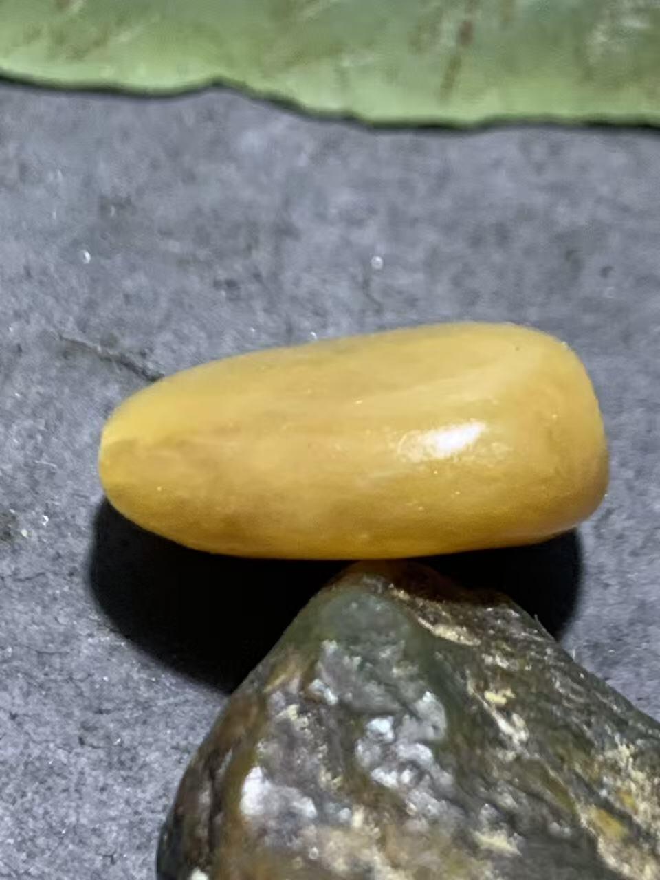 精美糖料和田玉独籽随形珠子一颗，