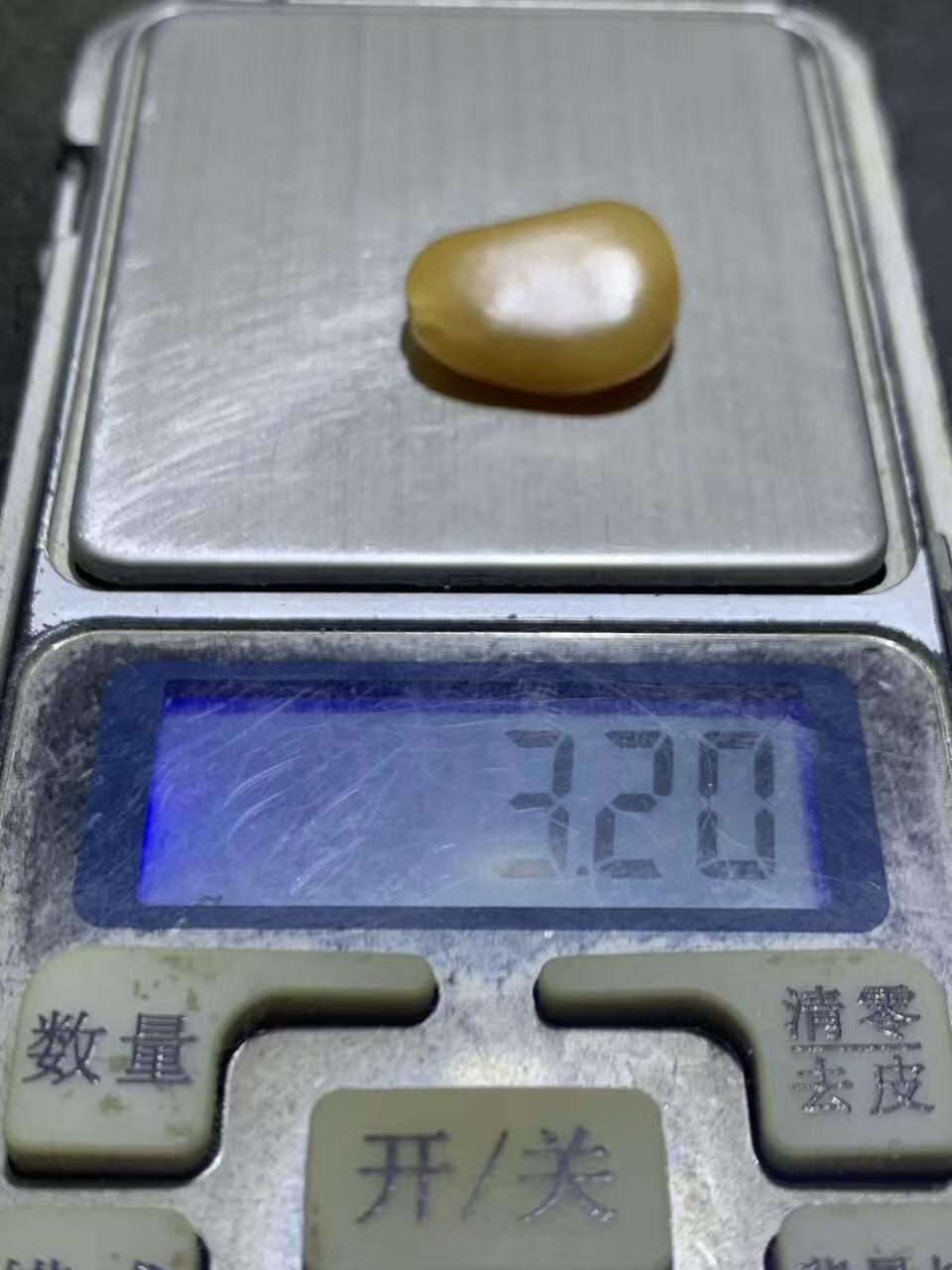 精美糖料和田玉独籽随形珠子一颗，