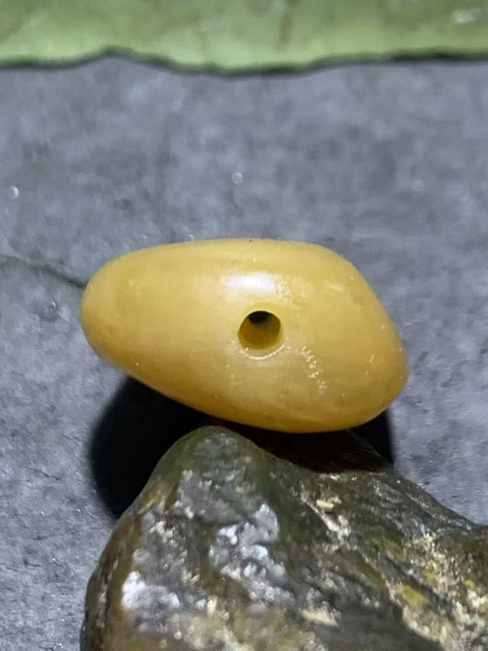 精美糖料和田玉独籽随形珠子一颗，