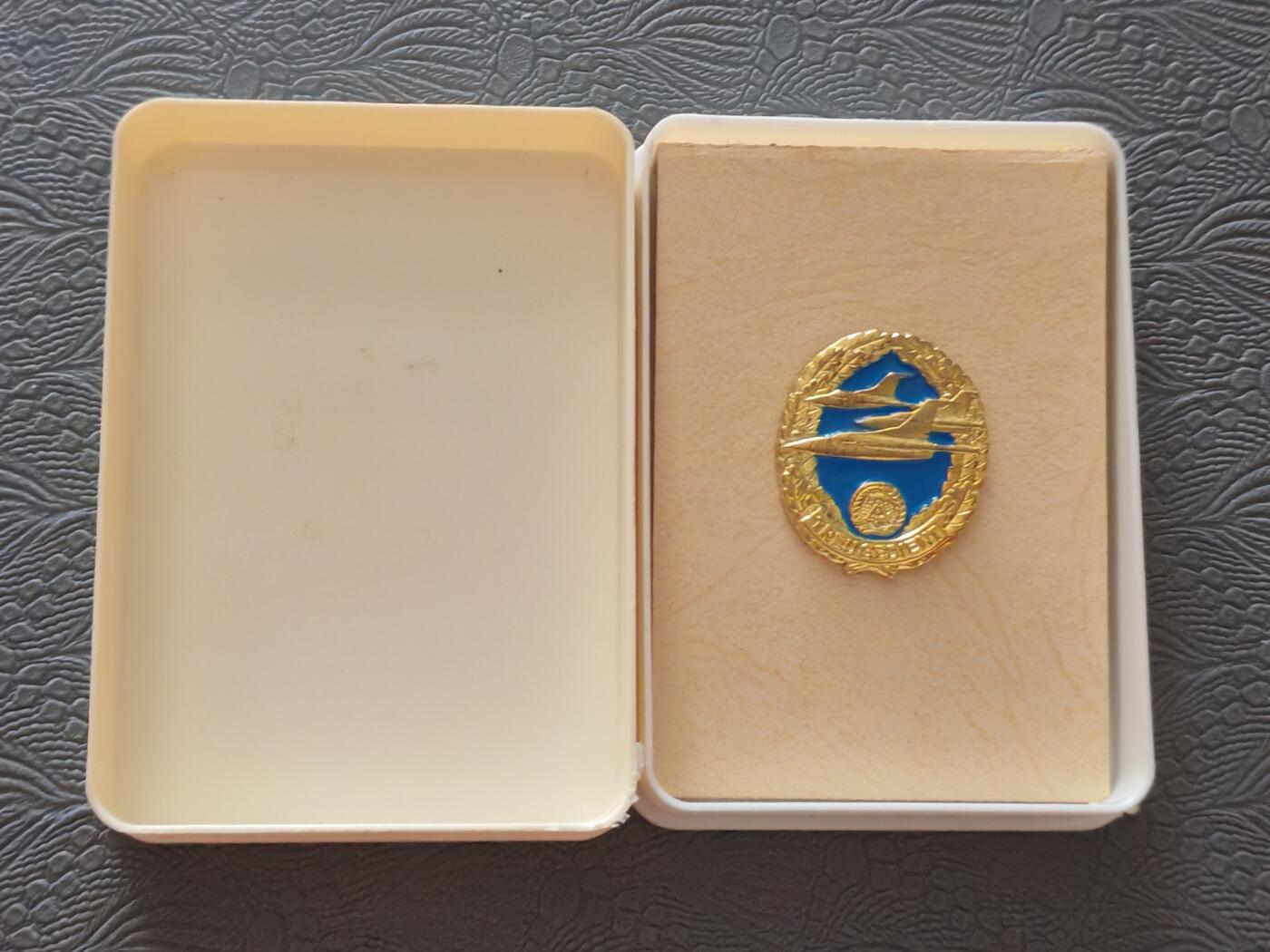 韵星假日拍卖第二十五期 -- Rimey Holidays Auction 25 民主德国空军优秀驾驶员证章带原盒