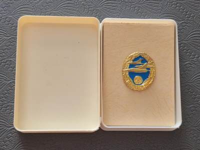 韵星假日拍卖第二十五期 -- Rimey Holidays Auction 25 - 民主德国空军优秀驾驶员证章带原盒