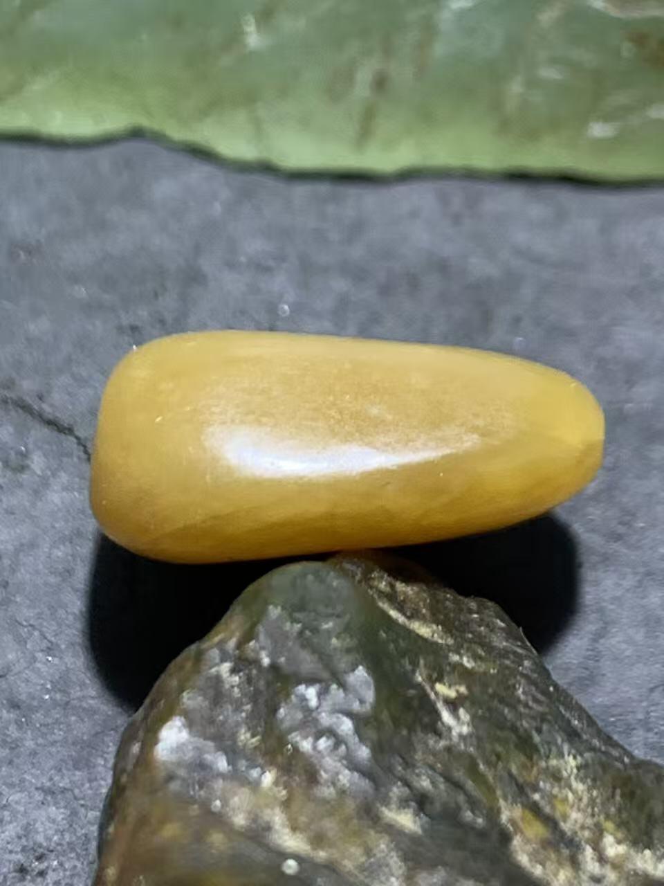 精美糖料和田玉独籽随形珠子一颗，