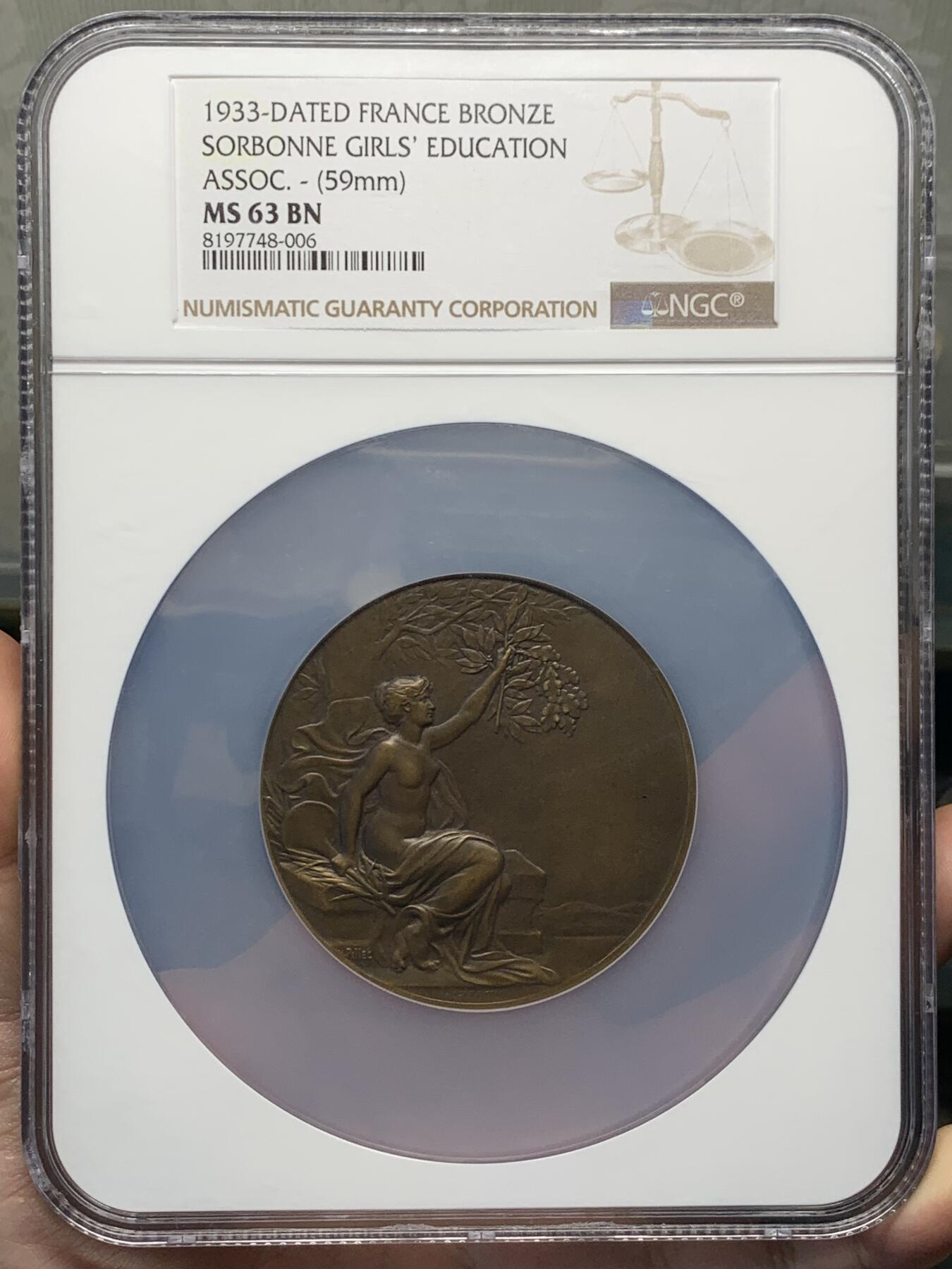 《竞宝斋》第422场 周日，周一，周二  3场连拍 （全场包邮） NGC MS63BN 1933年法国索邦大学女子教育协会铜章，59mm，pillet清凉章，大盒封装。