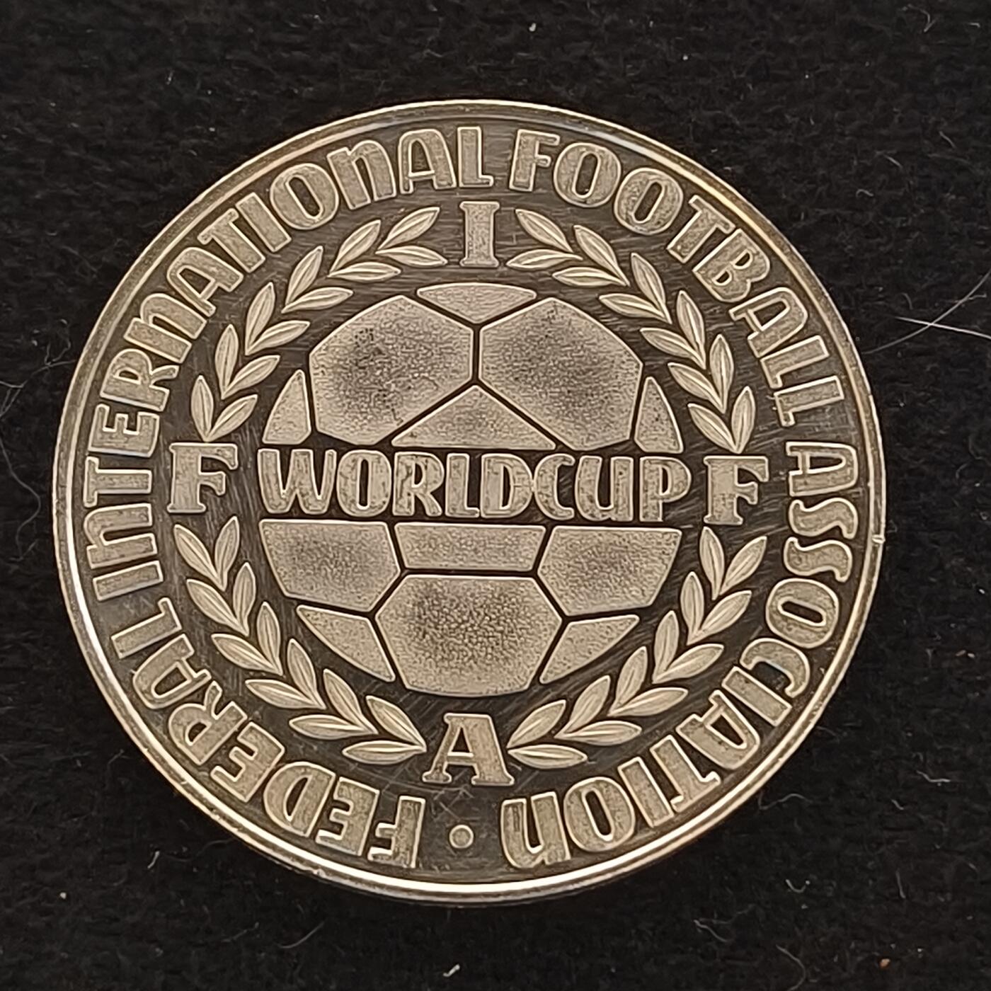 【全场包邮】纯粹捡漏拍463场-大量精品持续更新 【银章】德国FIFA世界杯雷米特杯精制15克纯银纪念银章-有银标
