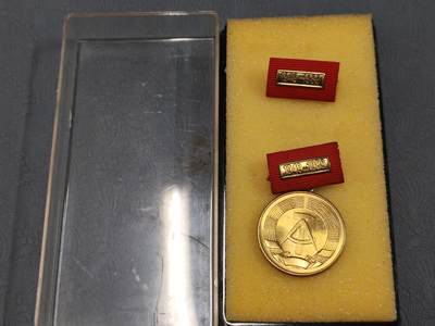 韵星假日拍卖第二十五期 -- Rimey Holidays Auction 25 - 民主德国成立40周年奖章带原盒