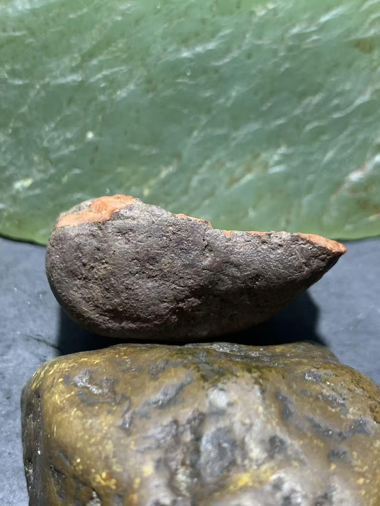 精美铁皮柿子红大开窗料南红玛瑙原石一颗，