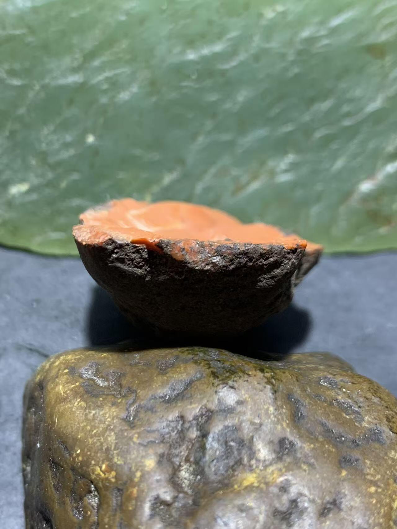 精美铁皮柿子红大开窗料南红玛瑙原石一颗，