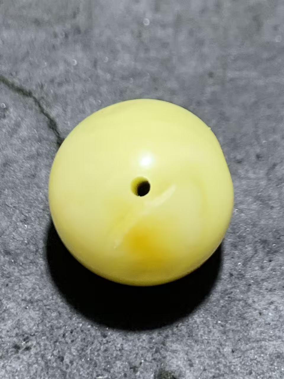 天然俄料原矿蜜蜡通货圆珠一颗，