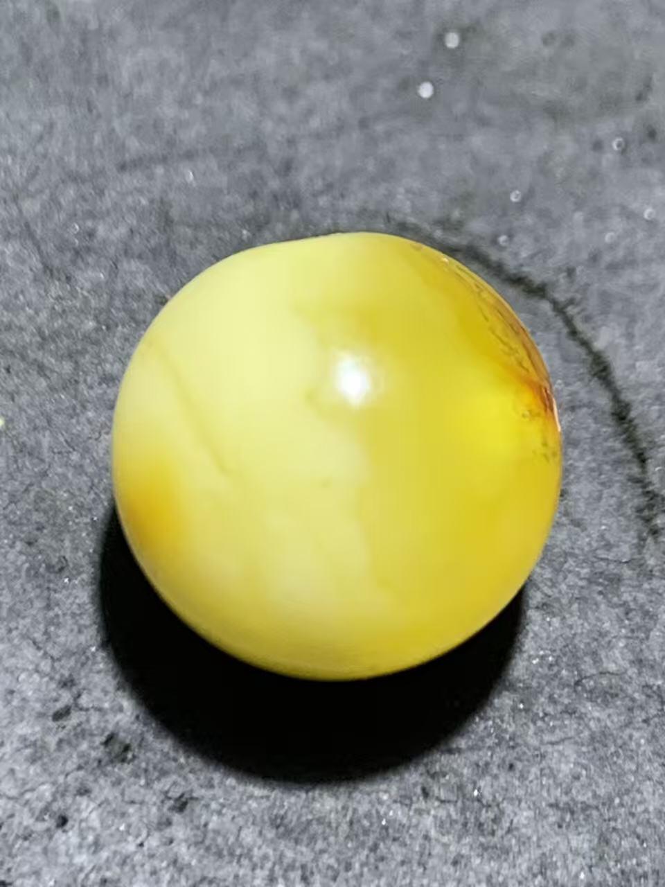 天然俄料原矿蜜蜡通货圆珠一颗，