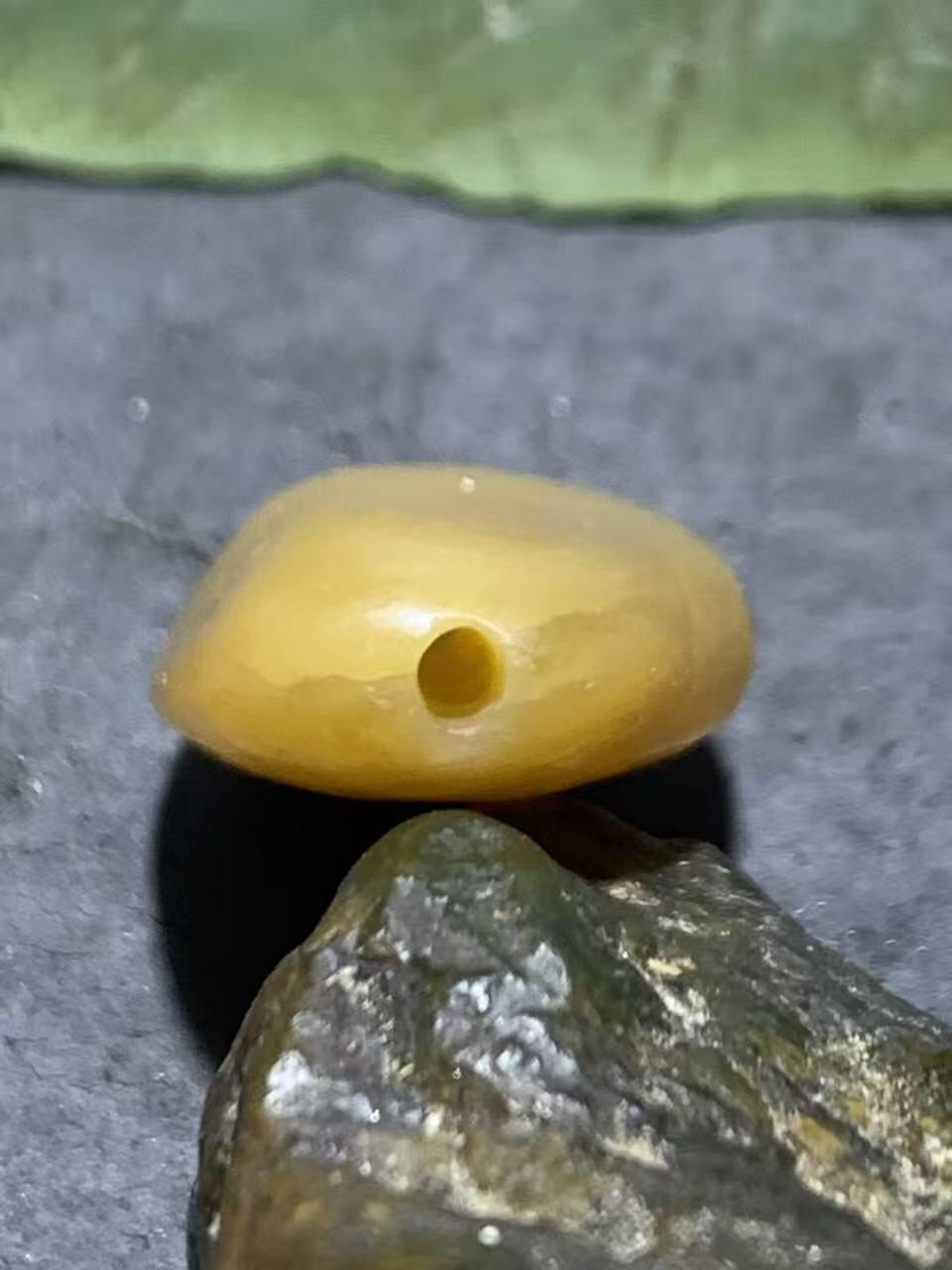精美糖料和田玉独籽随形珠子一颗，