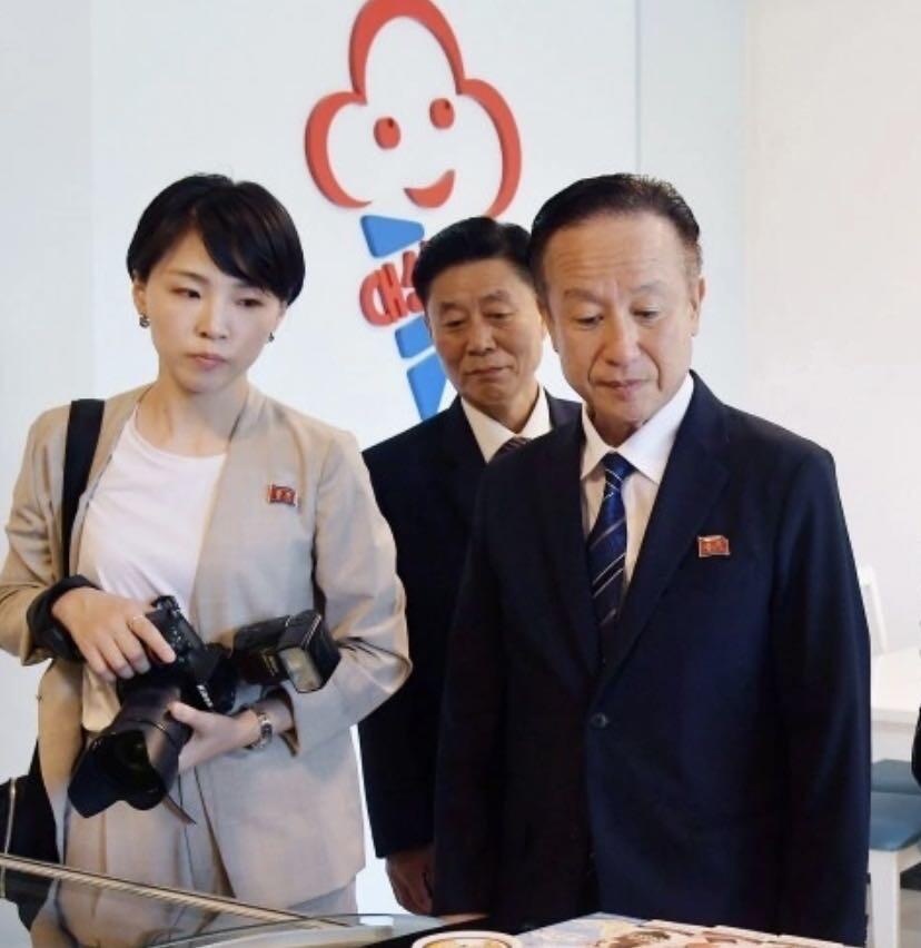 熹将军2025年国庆小拍8 总49期 【合作文创】  朝鲜🇰🇵外国侨民配用版双人太阳国旗底像章