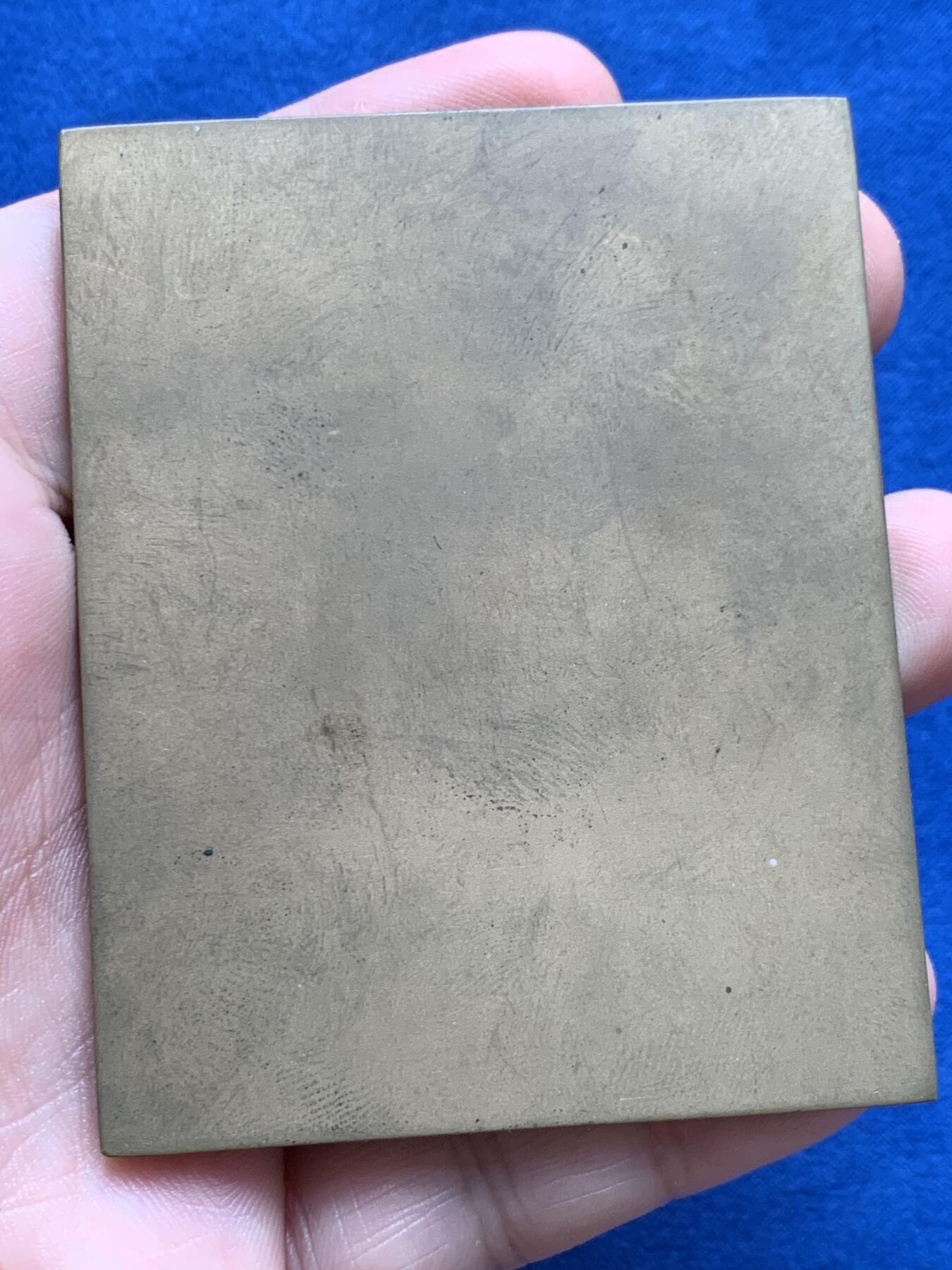 《竞宝斋》第422场 周日，周一，周二  3场连拍 （全场包邮） 奥地利Karl Perl作1913年《吹牛大王历险记》主题浮雕《闵希豪森男爵》方型镀金大铜章   维也纳造币厂出品（Ostmark 33目录编号11/25）  此作融合新艺术运动与童话叙事，展现了奥匈帝国晚期金属艺术的叙事性特征。128克，59.3*75mm。
