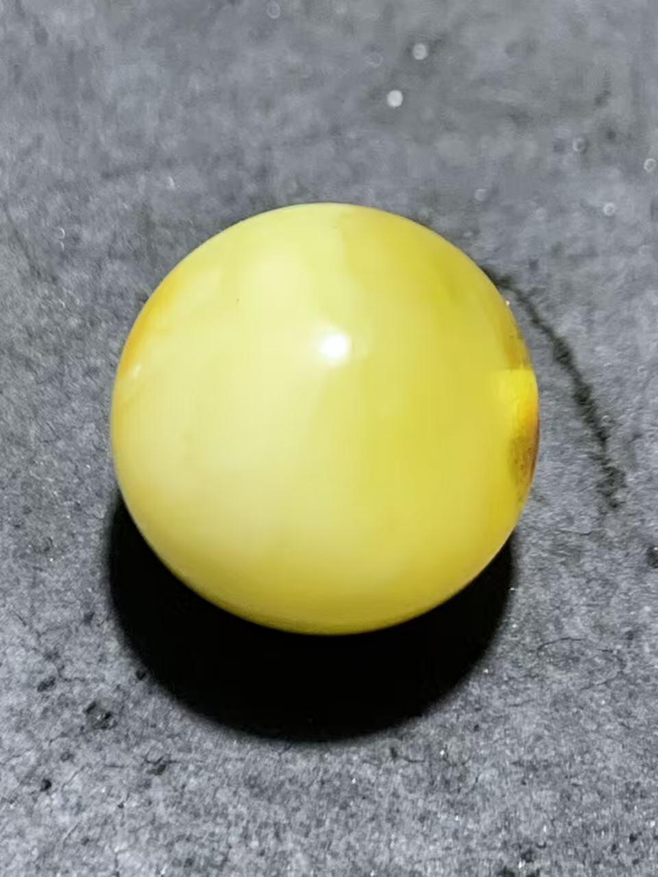 天然俄料原矿蜜蜡通货圆珠一颗，