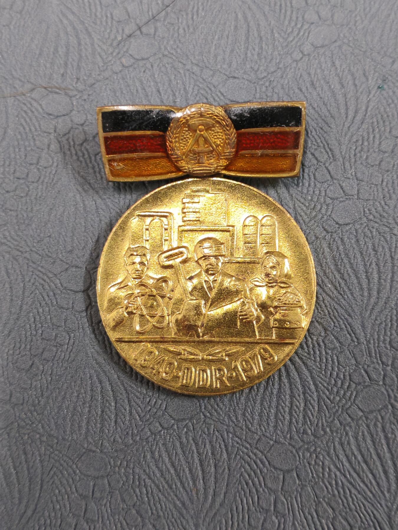 韵星假日拍卖第二十五期 -- Rimey Holidays Auction 25 民主德国成立30周年奖章