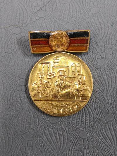 韵星假日拍卖第二十五期 -- Rimey Holidays Auction 25 - 民主德国成立30周年奖章