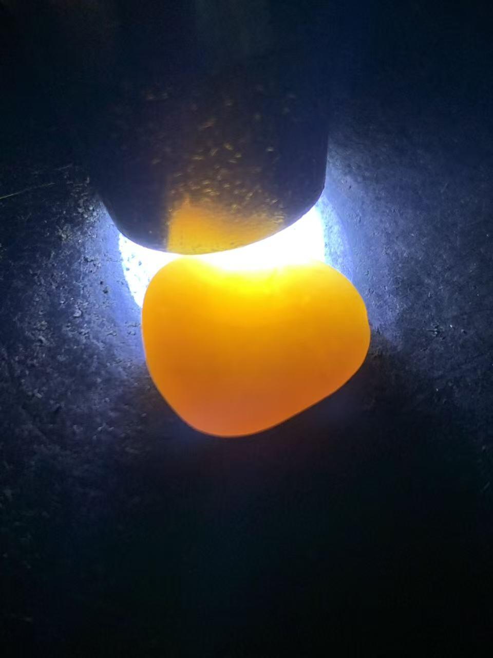 精美糖料和田玉独籽随形珠子一颗，