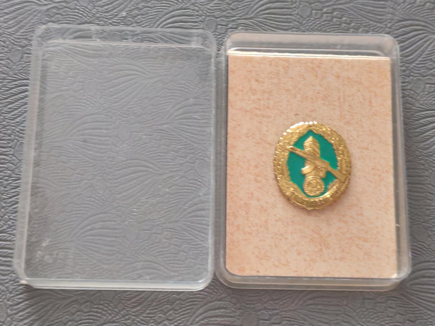 韵星假日拍卖第二十五期 -- Rimey Holidays Auction 25 民主德国优秀边防成员证章 带原盒