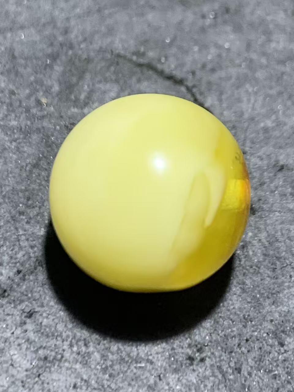 天然俄料原矿蜜蜡通货圆珠一颗，