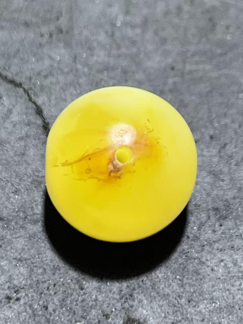 天然俄料原矿蜜蜡通货圆珠一颗，