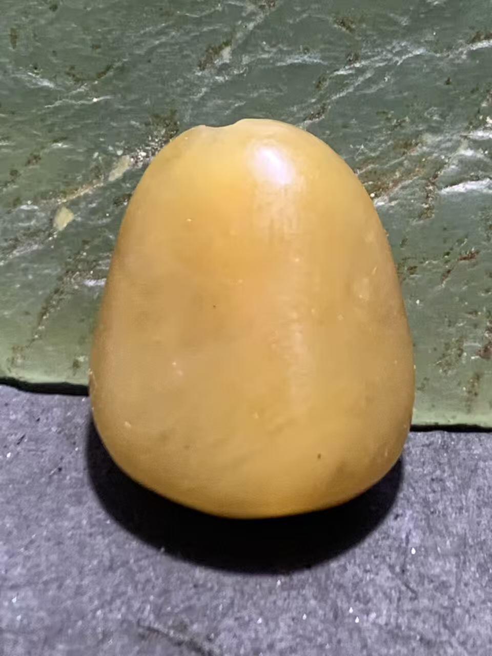 精美糖料和田玉独籽随形珠子一颗，