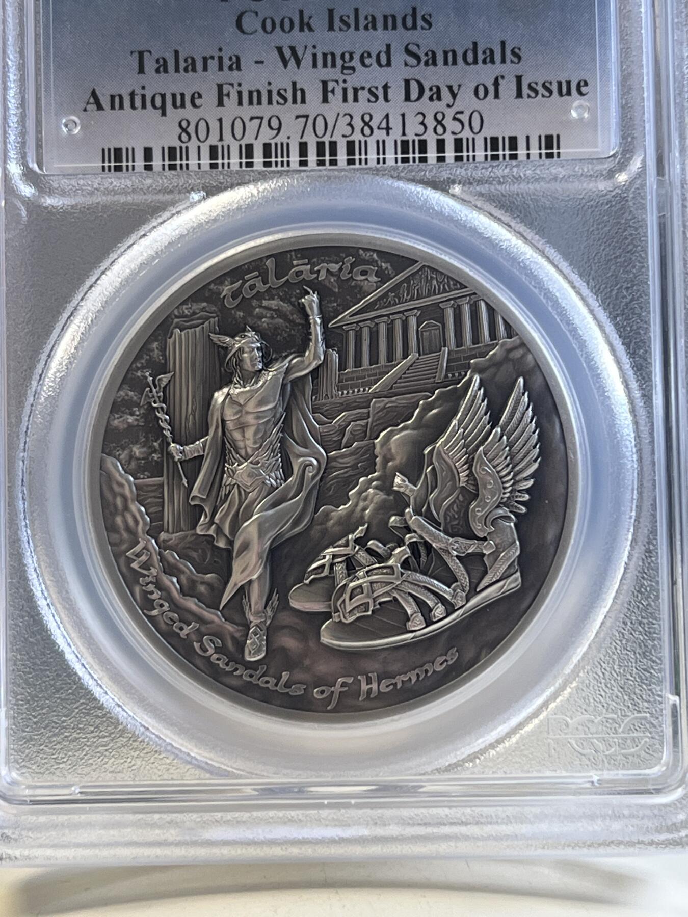 第176期拍卖【长期征集拍品】【欢度国庆中秋双节】 首日PCGS-MS70 北欧神话-赫尔墨斯之靴（超高浮雕）仿古纪念银币（梦想中带翅膀的靴子！凡人都想获得日行千里的超能力。2盎司加厚克重，999银，38.61MM，CIT设计出品限量999枚，盒证齐全）评级盒有个角破