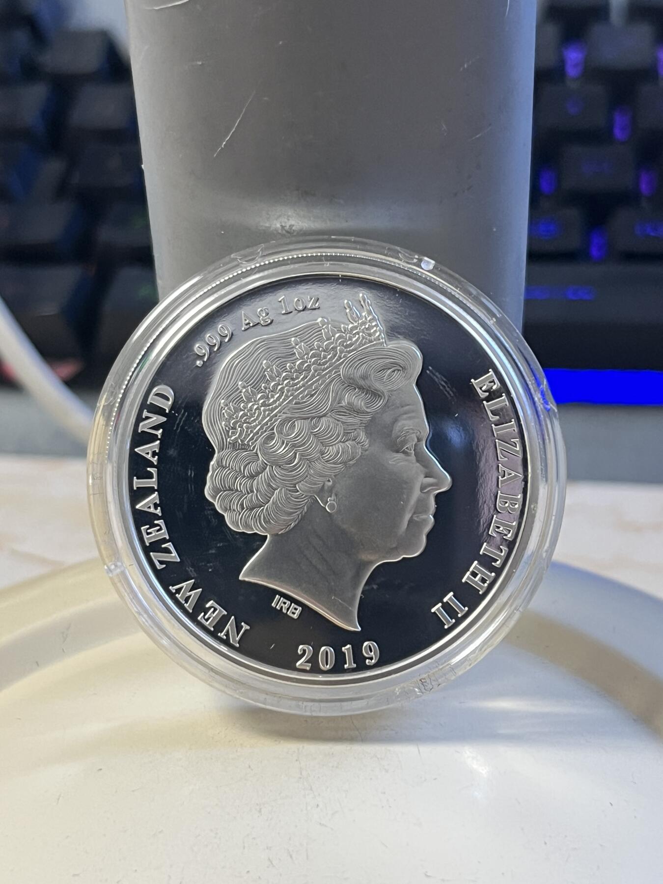 第176期拍卖【长期征集拍品】【欢度国庆中秋双节】 新西兰2019年半神毛伊与火神1盎司纪念银币2枚套装，999银，1盎司*2，发行500套，边缘有氧化