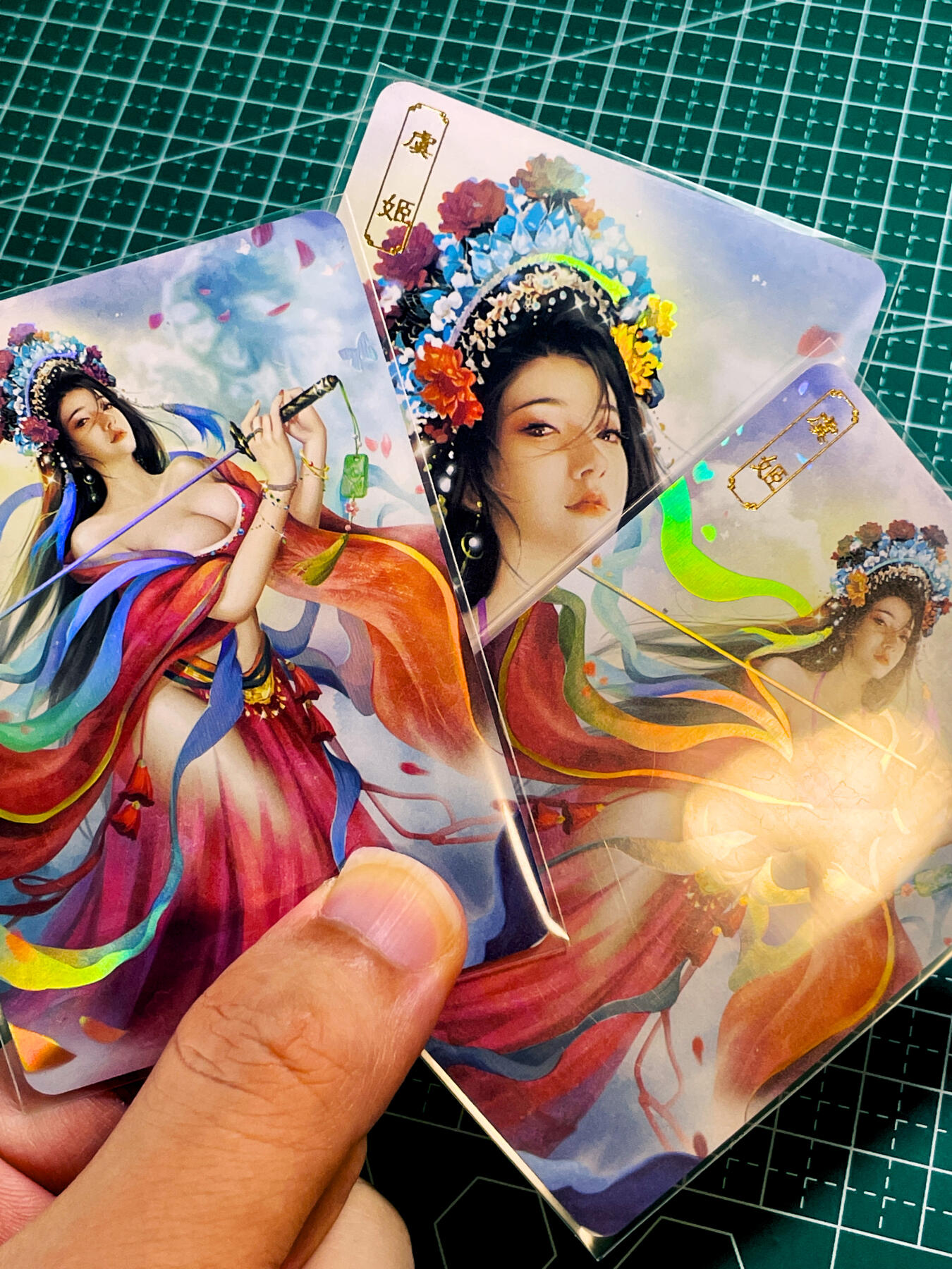 【关注参拍有赠卡】显眼宝33期  9.26日晚21:50结束 卡将卡牌 欲女传  虞姬 京剧风格超高颜值 一套三张 彩闪 63*88 