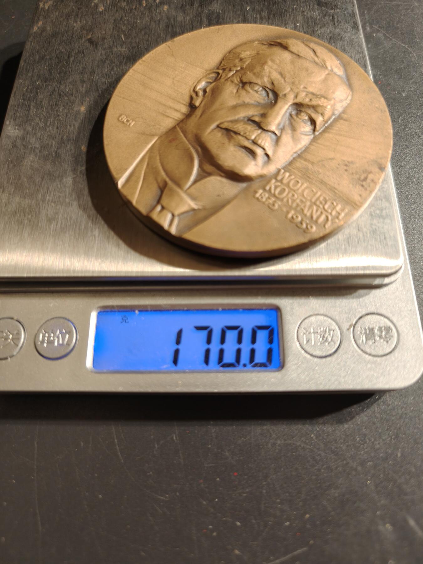 老王徽章第151期 波兰民族英雄沃伊切赫·科尔凡蒂大铜章       直径70mm.   重量170g.     沃伊切赫·科尔凡蒂（1873-1939）是一位杰出的波兰活动家、记者和政治家，尤其以倡导将上西里西亚并入波兰而闻名。 