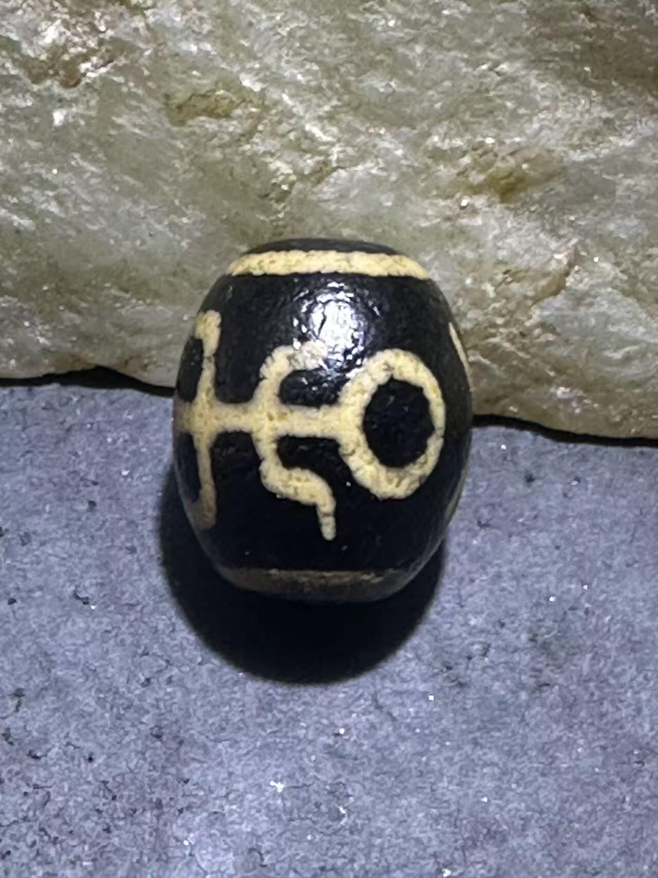 仅此一颗，精品藏传牙黄贵人玛瑙天珠一颗，