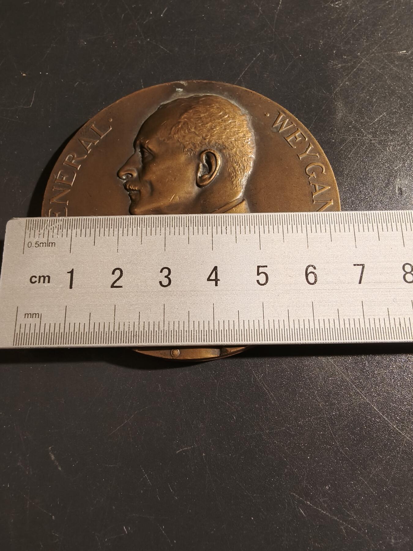 老王徽章第151期 法国将军马克西姆·魏刚大铜章     直径68mm.   重量134.4g.     马克西姆·魏刚（1867-1965）是法国陆军将领，在一战和二战期间都发挥了重要作用。他以在第一次世界大战中担任费迪南德·福煦元帅的参谋长而闻名，并在第二次世界大战初期被任命为法国武装部队总司令。