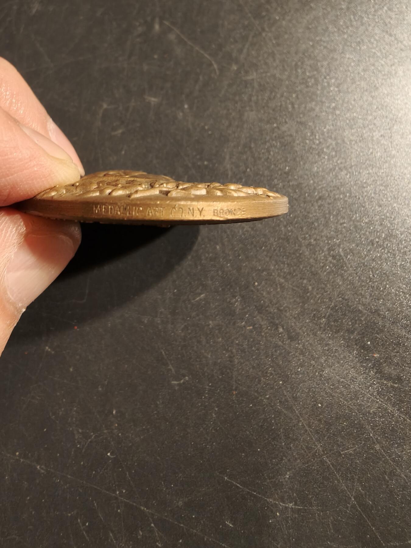 老王徽章第151期 美国纽约大学名人堂大铜章 直径43mm. 重量56.3g.     詹姆斯·费尼莫尔·库珀（1789-1851）是19世纪美国著名的浪漫主义小说家，以其边疆小说和海洋故事而闻名。