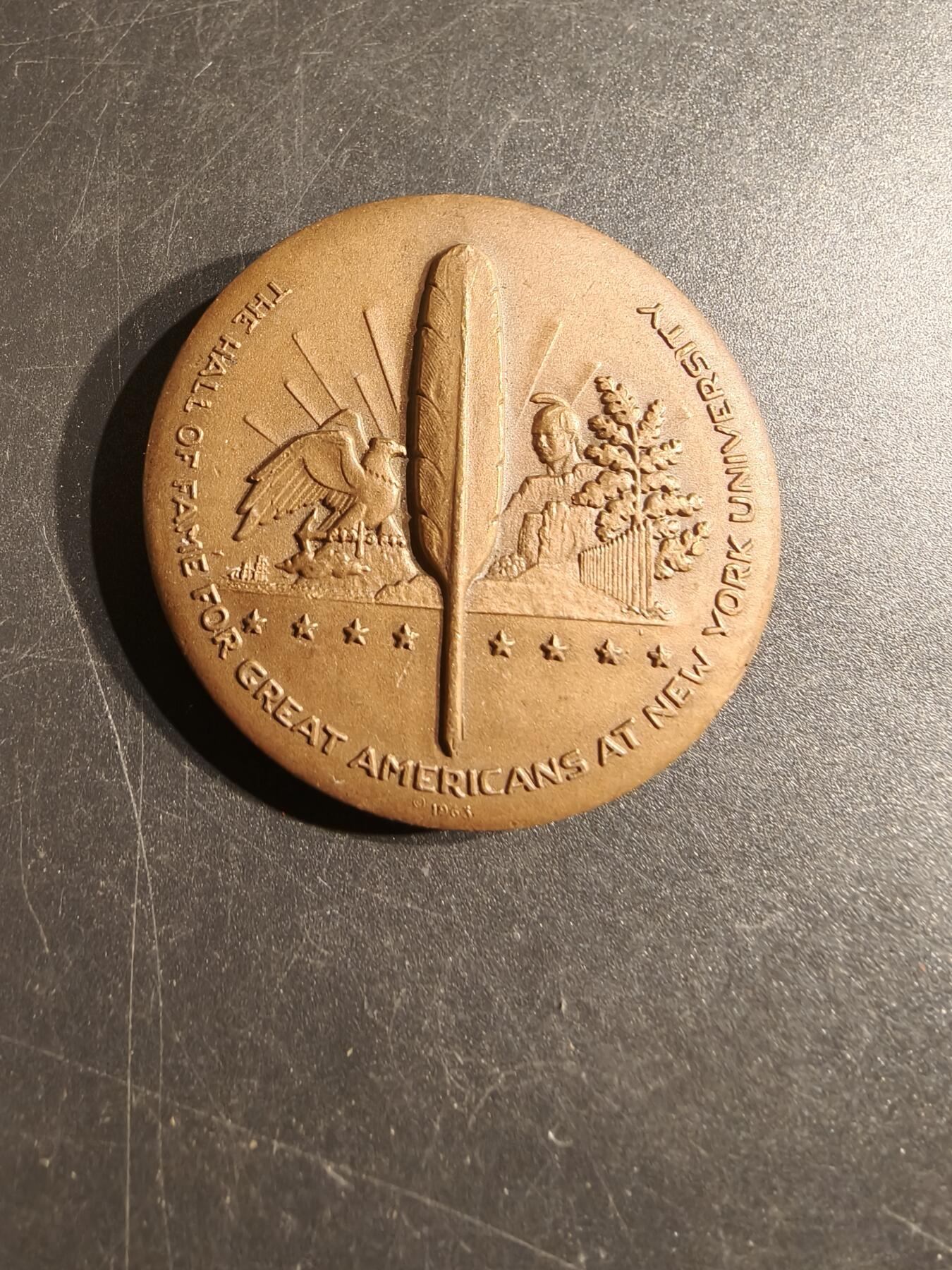 老王徽章第151期 美国纽约大学名人堂大铜章 直径43mm. 重量56.3g.     詹姆斯·费尼莫尔·库珀（1789-1851）是19世纪美国著名的浪漫主义小说家，以其边疆小说和海洋故事而闻名。