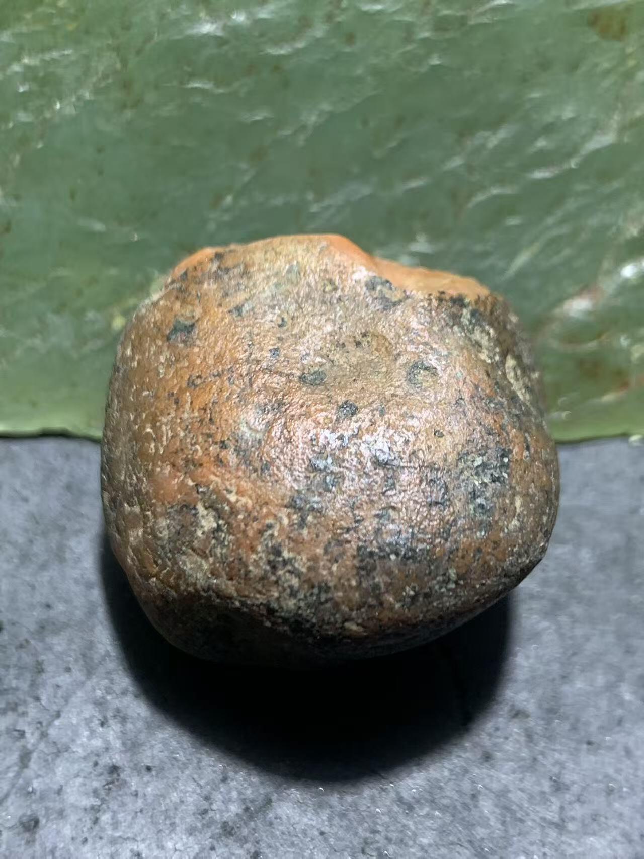精美黑红皮红冻开窗料南红玛瑙原石一颗，